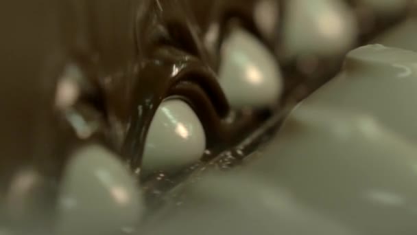 Plan Macro Statique Ralenti Guimauves Blanches Recouvertes Chocolat Liquide Sur — Video
