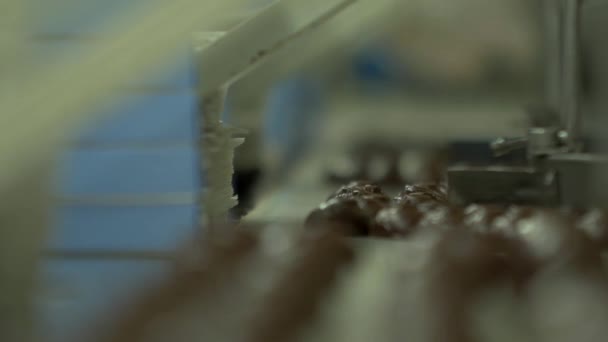 Statische Zeitlupenaufnahme Von Händen Mit Weißen Handschuhen Die Fertige Marshmallows — Stockvideo