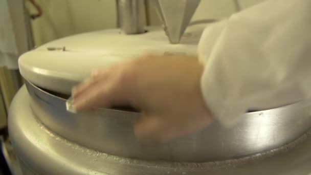Dolly Câmera Lenta Close Tiro Pastelaria Chef Abrindo Misturador Cheio — Vídeo de Stock