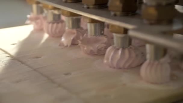 Dolly Zeitlupe Nahaufnahme Des Kaputten Marshmallow Squeezer Verdrängt Verdorbene Marshmallows — Stockvideo