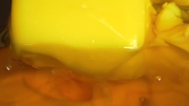 Dolly Tiro Macro Movimento Lento Manteiga Derretida Rodopiando Com Bolhas — Vídeo de Stock