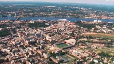 Riga şehri ve Daugava nehrinin yukarıdan geniş açılı görüntüsü, Kuş Gözü, Skyline, Letonya