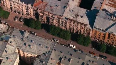 Riga şehrinin yukarısından yeni sanat binalarıyla zumlanmış sokak manzarası.
