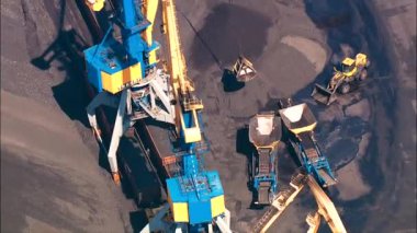 Riga 'daki kömür sevkiyatının havadan geniş görüntüsü, yukarıdan görüş