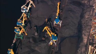 Riga 'daki kömür sevkiyatının havadan geniş görüntüsü, yukarıdan görüş