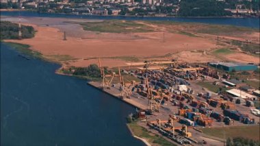 Bir deniz konteynırı iskelesinin yukarıdan geniş görüntüsü
