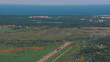 Yukarıdan görülen küçük havaalanı pistinin geniş çaplı görüntüsü, Spilve Havaalanı