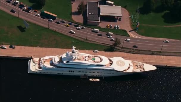 Légi Felvétel Egy Luxus Jacht Kikötve Város Kikötőjében Kilátás Felülről — Stock videók
