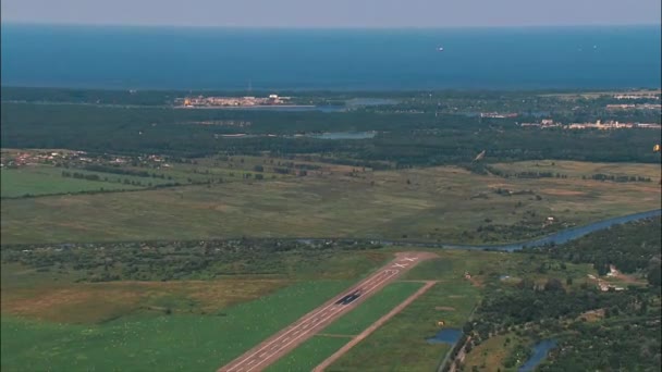 Широкая Воздушная Съемка Небольшой Взлетно Посадочной Полосы Аэропорта Вид Сверху — стоковое видео
