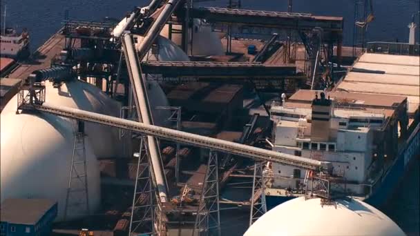 上から見たリガ港の空撮には様々な橋脚 ターミナル 貨物があり — ストック動画