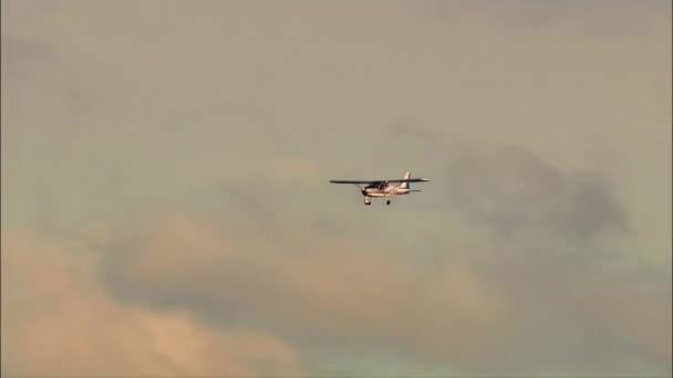 Antenowe Średnie Ujęcie Małego Prywatnego Samolotu Sfilmowanego Helikoptera Bardzo Potężnym — Wideo stockowe