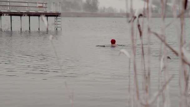 Steadicam Szerokie Ujęcie Kobiety Czerwonym Kapeluszu Będzie Pływać Jeziorze Zimie — Wideo stockowe