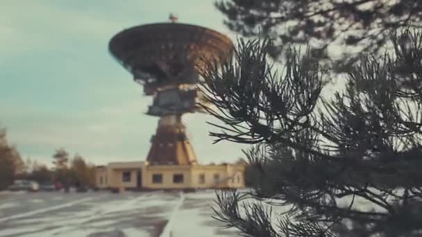 Hand Gehalten Aufschlussreiche Weitwinkelaufnahme Einer Großen Altmodischen Radioteleskopantenne — Stockvideo