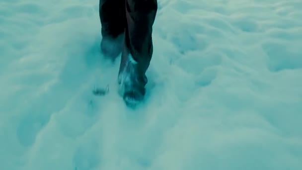 Рука Тримається Крупним Планом Знімок Ноги Чоловіка Тягнеться Через Сніг — стокове відео