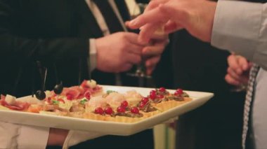 Şölende nefis kanepe dürümleri ve aperatiflerin yakın plan çekimi.