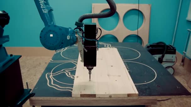 Împușcătură Medie Unui Braț Robot Găuri Foraj Într Placă — Videoclip de stoc