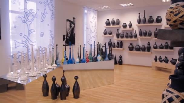 一个有许多不同壶的陶工展览馆的稳定的全景 — 图库视频影像