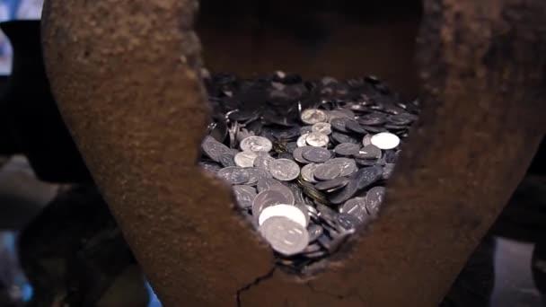 スティディカムは 博物館で 古代の粘土鍋に 多くの銀貨を投げつけました — ストック動画