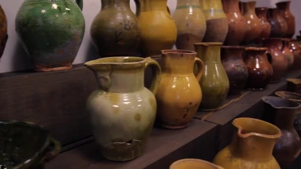 Steadicam Крупным Планом Снимок Коллекции Исторических Кружек Музее Керамики — стоковое видео