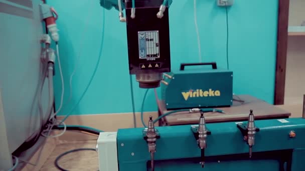 Handgehaltener Mittlerer Schuss Des Roboterarms Der Den Bohrer Ersetzt — Stockvideo