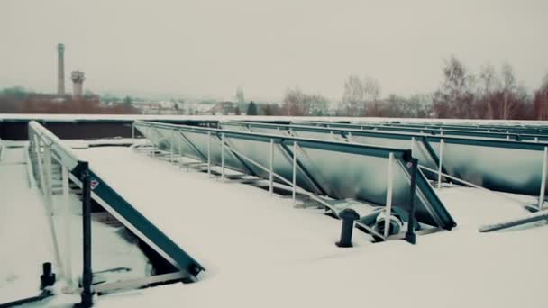 Steadicam Amplia Toma Paneles Solares Cubiertos Nieve Techo Edificio — Vídeos de Stock