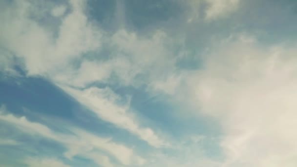Girando Largo Tiro Nuvens Cumulus Fundo Céu Azul — Vídeo de Stock