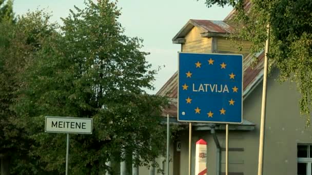 Tiro Largo Estático Fronteira Letã Sinais Nome Acordo Posto Fronteiriço — Vídeo de Stock