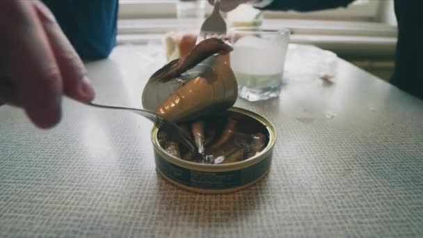 两个男人的静态特写镜头 他们带着叉子吃罐头里的芽和破碎的白面包 — 图库视频影像