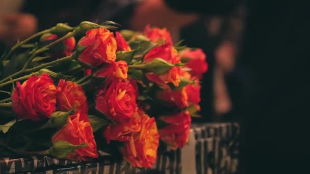 Steadicam Nahaufnahme Eines Schönen Straußes Roter Und Gelber Rosen Bei — Stockvideo