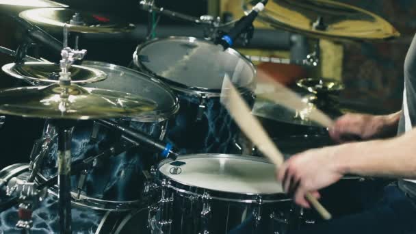 스네어 드럼과 하이햇 심벌을 연주하는 드러머의 클로즈업샷 — 비디오