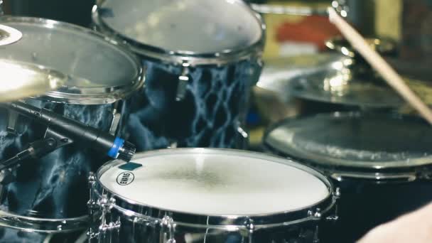 스네어 드럼을 재생하는 드럼의 클로즈업 — 비디오