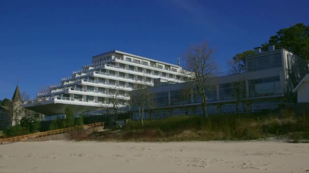 春天里 在海滩上 洋洋洒洒地拍摄着时尚旅馆的照片 — 图库视频影像