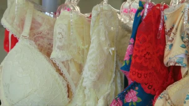 Dolly Zbliżenie Strzał Kobiecej Bielizny Wiszące Wieszaku Ubrania Zupełnie Nowa — Wideo stockowe