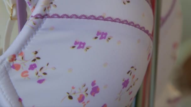 Následující Zblízka Záběr Barevné Podprsenky Spodní Prádlo Květinovou Texturou — Stock video