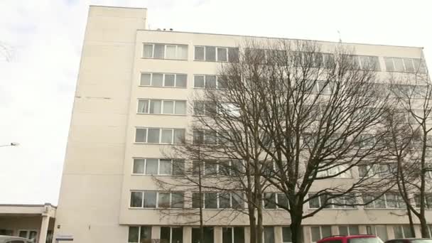 パンニングは マストに古いオフィスビル ラトビアと米国の旗の広いショットを残しました — ストック動画