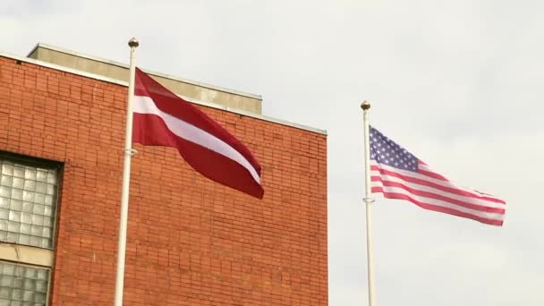 Plano Medio Estático Banderas Letonas Estadounidenses Mástil — Vídeo de stock