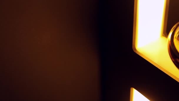 Panning Right Close Shot Bardzo Eleganckim Stylowym Szkłem Wyświetlaczu Złotym — Wideo stockowe