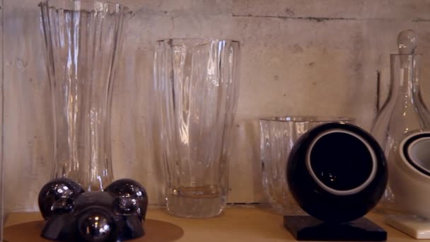 Panning Prawy Średni Strzał Kolekcji Stylowych Wyrobów Szklanych — Wideo stockowe
