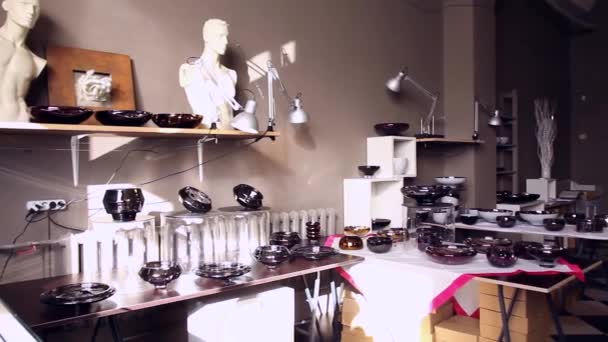 スタイリッシュなガラス製品ショールームの右ワイドショットをパンニング — ストック動画