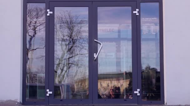 Статичний Широкий Постріл Чоловіка Костюмі Входить Скляні Двері Офісу — стокове відео