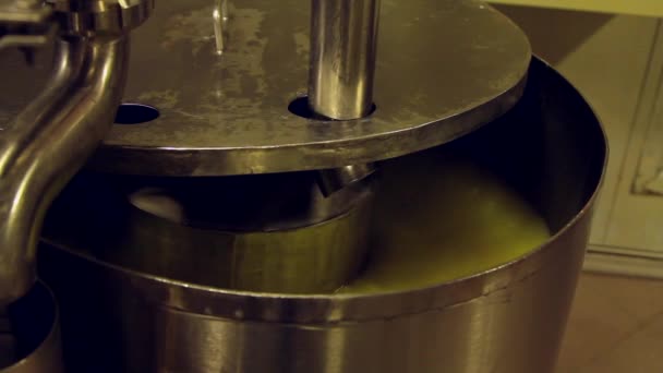 Estática Close Tiro Misturador Cheio Amarelo Delicioso Massa Doce — Vídeo de Stock