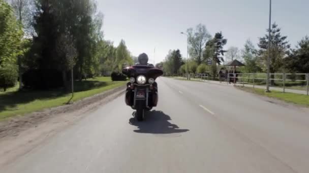 Köra Brett Skott Från Framsidan Motorcykeln Körning Vägen — Stockvideo
