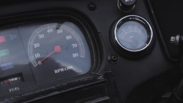 Dolly Κοντινό Πλάνο Της Μοτοσικλέτας Μπροστά Πίνακα Έναρξη Και Στάση — Αρχείο Βίντεο