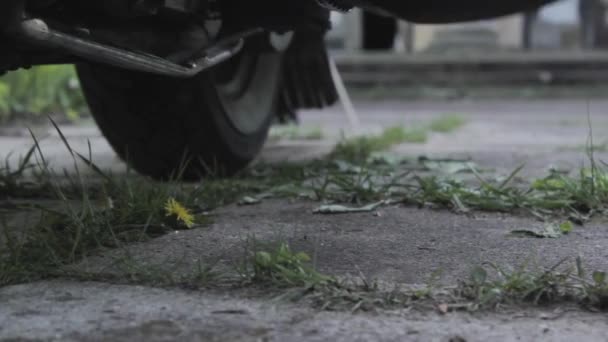 Dolly Close Πλάνο Του Μοτοσικλετιστή Αποσυναρμολόγηση Μοτοσικλέτας Και Εξάπλωση Sidestand — Αρχείο Βίντεο