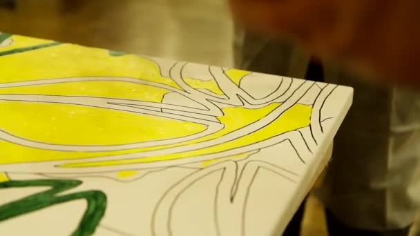 Mão Realizada Após Close Tiro Artistas Colorir Tecido Com Escovas — Vídeo de Stock