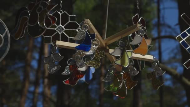 Bir Çam Ormanının Arka Planındaki Vitray Dekorun Yakın Plan Çekimleri — Stok video