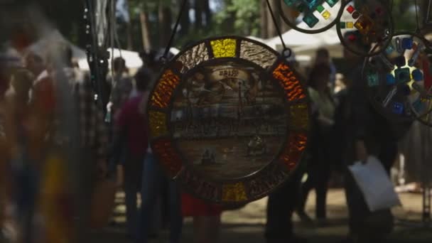 Dolly Close Shot Decoración Vidrieras Fondo Del Mercado Artesanos — Vídeos de Stock
