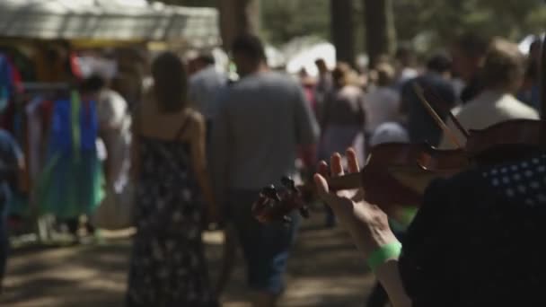 Після Крупним Планом Через Плечовий Постріл Жінки Яка Грає Скрипці — стокове відео