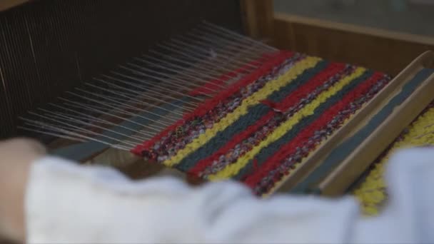 Panning Close Tiro Menino Uma Camisa Tradicional Tecendo Cobertor Pano — Vídeo de Stock