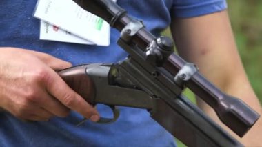 Bir sonraki el, yakın çekim bir adam silah doldurma fişek ile